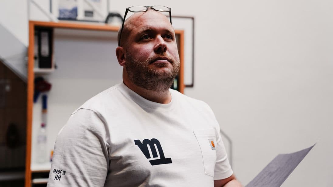 Max Löber ist Gründer sowie Geschäftsführer einer Tischlerei in Hamburg. Sein Unternehmen „Vanme“ ist auf den Ausbau von Campern spezialisiert.