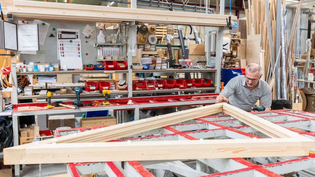Vielseitige Leistungen. Innenausbau, Fensterbau und Mineralwerkstoffe bilden die größten Standbeine der Schreiner.