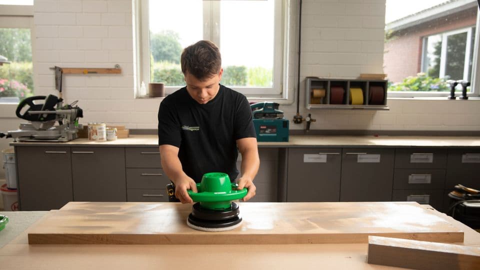 Der Osmo HandXcenter verteilt ölbasierte Anstriche gleichmäßig auf Holzoberflächen im Innenbereich.