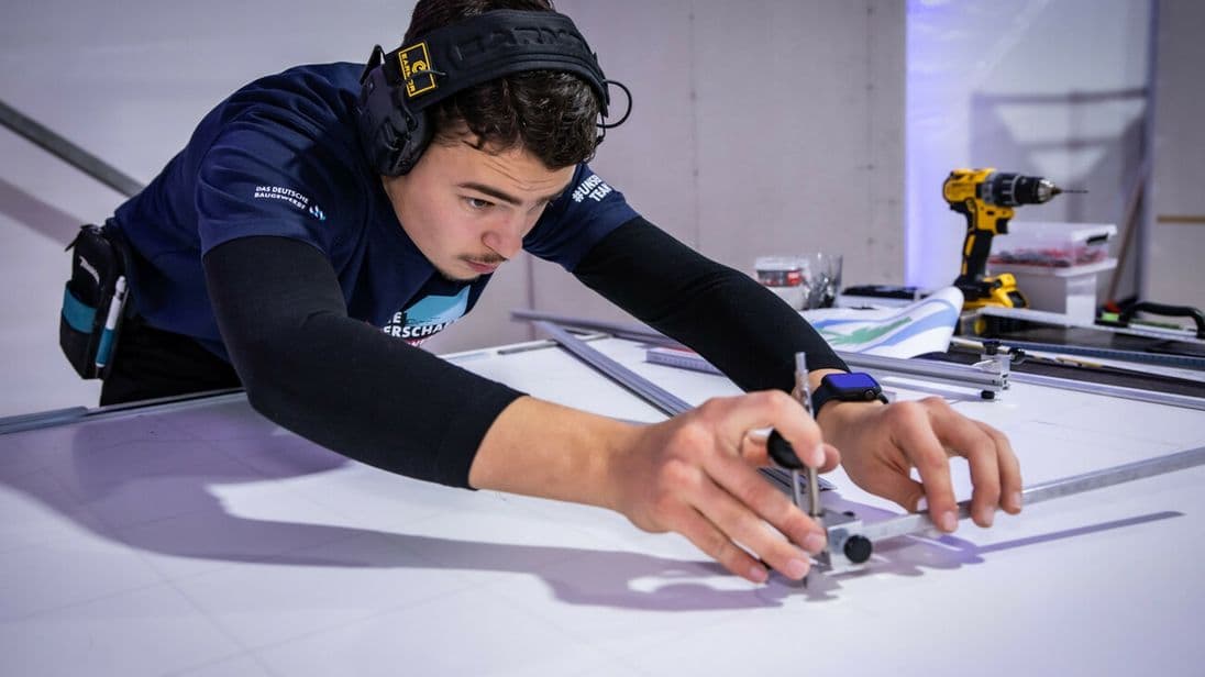 Deutsche Meisterschaft Bauhandwerk 2025 in Feuchtwangen: Patrick Gondek bei der Fliesenleger-Arbeit.