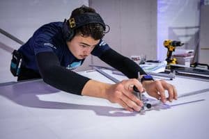 Deutsche Meisterschaft Bauhandwerk 2025 in Feuchtwangen: Patrick Gondek bei der Fliesenleger-Arbeit.