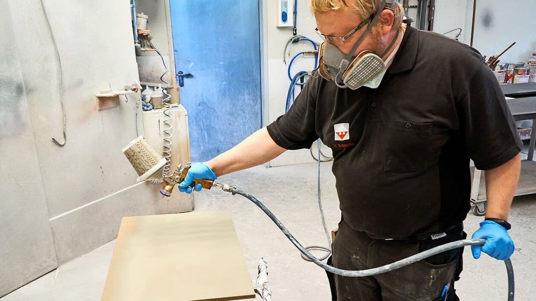 Tischlergeselle Hanno Schnelle zeigt die Satajet 1000 B Lignum 2 in Aktion.