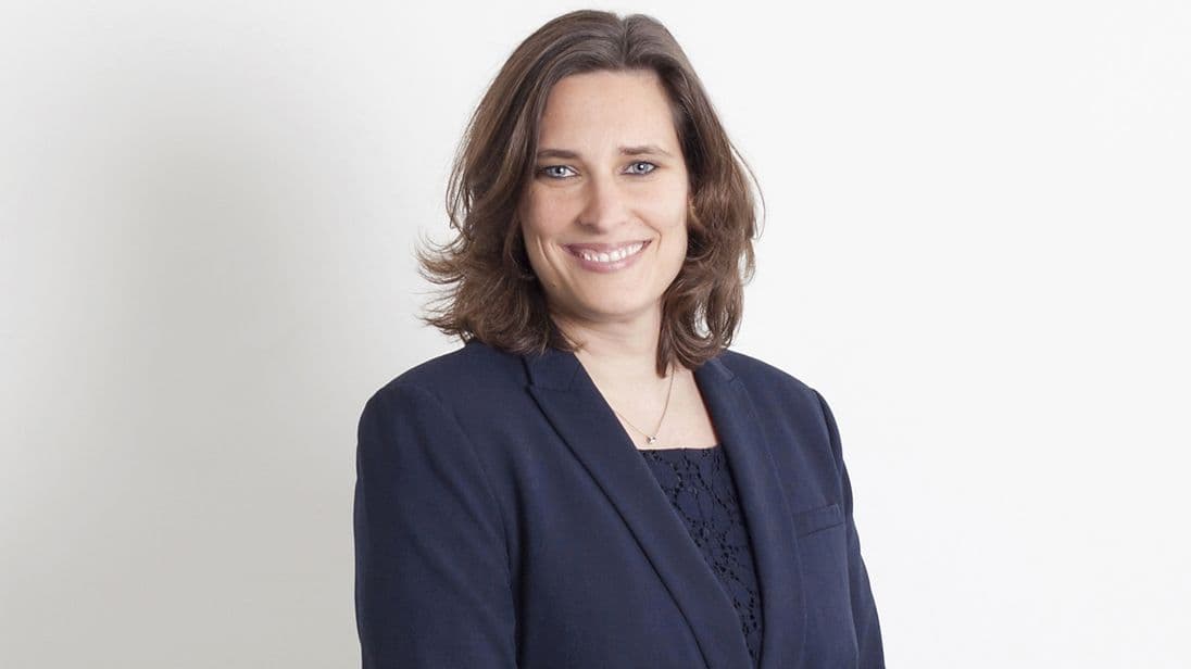 „Erstattet der Arbeitgeber eine Geldbuße, muss diese als geldwerter Vorteil versteuert werden“, sagt Simone Schäfer, Fachanwältin für Arbeitsrecht.