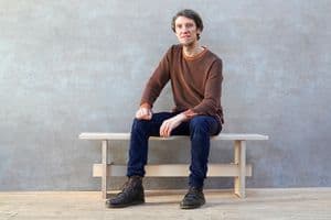 Tischler und Designer Daniel Funke auf „Alva“.