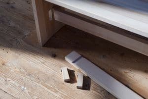 Zum Versand im Online-Shop des Betriebs verkleinern sich die Packmaße und durch die Zerlegbarkeit gewinn die Bank an Flexibilität.