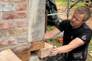 Der Chef selbst passt hier ein Stück Eckblatt mit Schwelle in das Fachwerk ein.