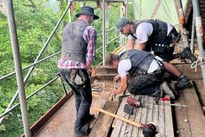 Teamwork ist gefragt: Meister Alex (li.), Meister Henrik und Geselle Leon schauen sich die Beschaffenheit des Fachwerks an.