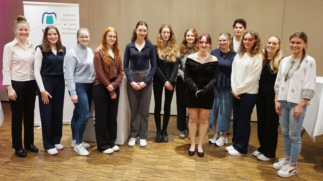 Deutschlands beste Zahntechnikerinnen sind in Neumünster gegeneinander angetreten. Gewonnen hat Cornelia Zanuttini (Zweite von links).