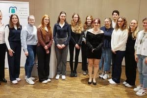Deutschlands beste Zahntechnikerinnen sind in Neumünster gegeneinander angetreten. Gewonnen hat Cornelia Zanuttini (Zweite von links).