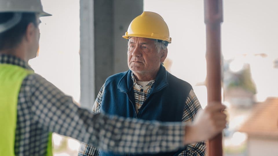 Suchen Sie das Gespräch, wenn einer Ihrer Mitarbeitenden kurz vor der Rente steht und im Arbeitsvertrag nichts geregelt ist.