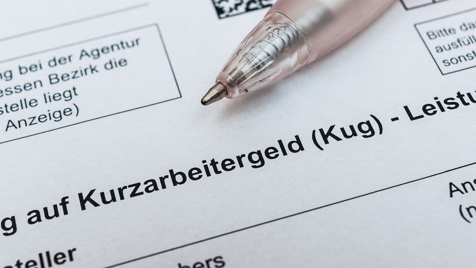 Eun Stift liegt auf einem Antrag Arbeitsamt auf Kurzarbeit
