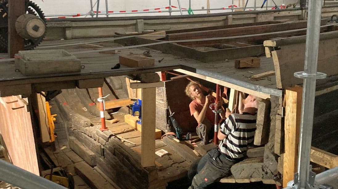 Das Anbringen der Decksbalken auf engstem Raum.