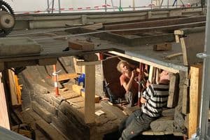 Das Anbringen der Decksbalken auf engstem Raum.