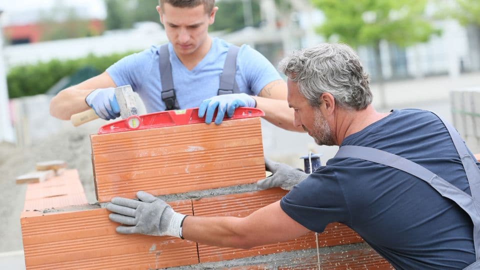 Die neuen Ausbildungsverordnungen im Baugewerbe treten erst in Kraft, wenn das Ausbildungsjahr 2026 startet.