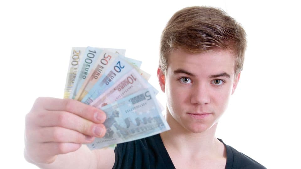 Liegt die Ausbildungsvergütung weit unter der tariflichen Vergütung, kann eine Nachzahlung rechtmäßig sein.
