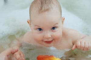 Baby in der Badewanne