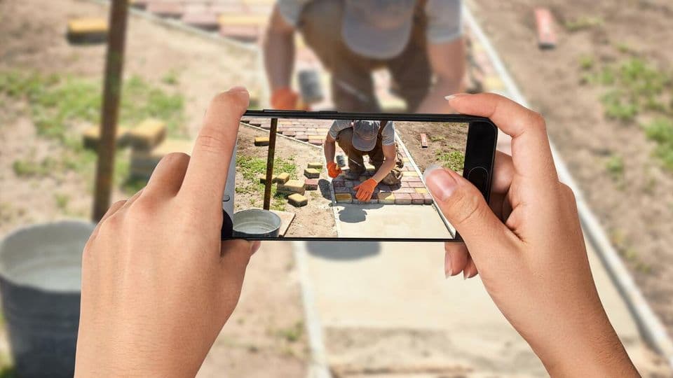 Im Arbeitsalltag von Handwerkern gibt es viele schöne Motive: Wer ein Smartphone dabei hat, kann auch auf der Baustelle tolle Fotos machen.