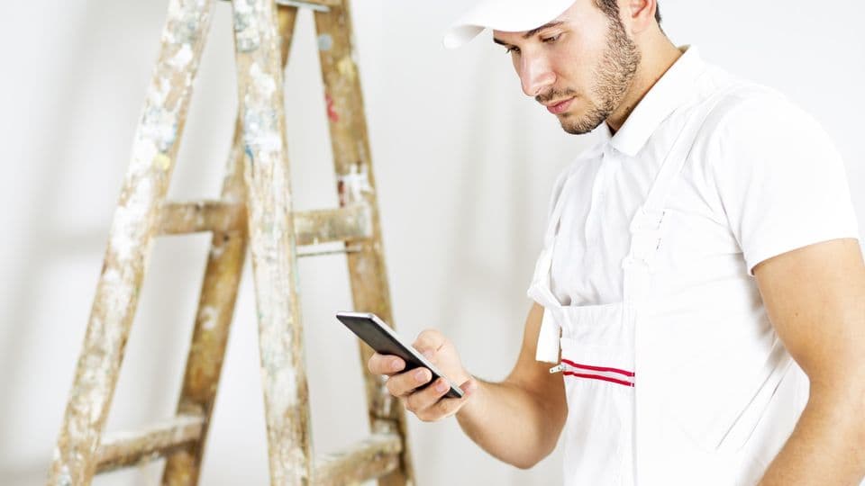 Maler schreibt SMS