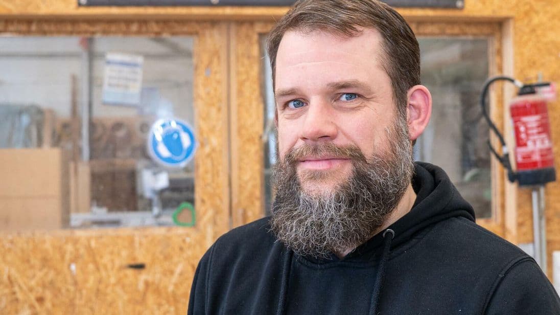 Tischler Benjamin Kolbe hat die Maschine getestet: „Gerade für kleine Nachschleifarbeiten sind die Geräte toll.“