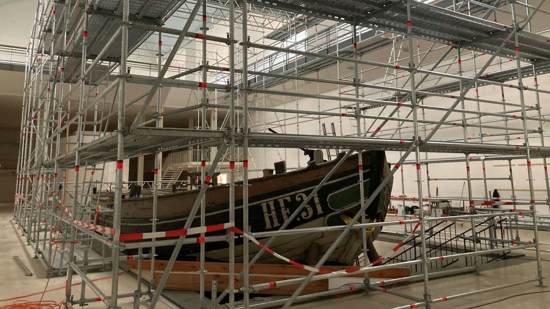 Der Fischewer umrundet von der Stahlkonstruktion.