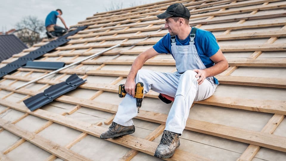 Nur rumsitzen und nichts tun? Nicht immer können Dachdecker-Azubis schon alle Arbeiten erledigen.