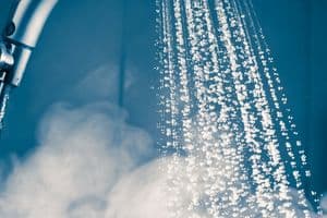 Dusche mit heißem Dampf
contrast shower with water stream