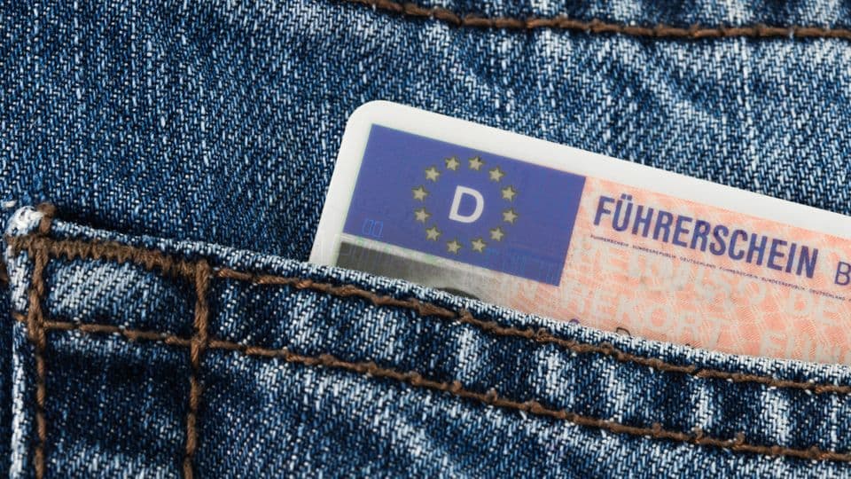 Einige Betriebe zahlen ihren Azubis Zuschüsse zum Führerschein, um sie für den Betrieb zu gewinnen.