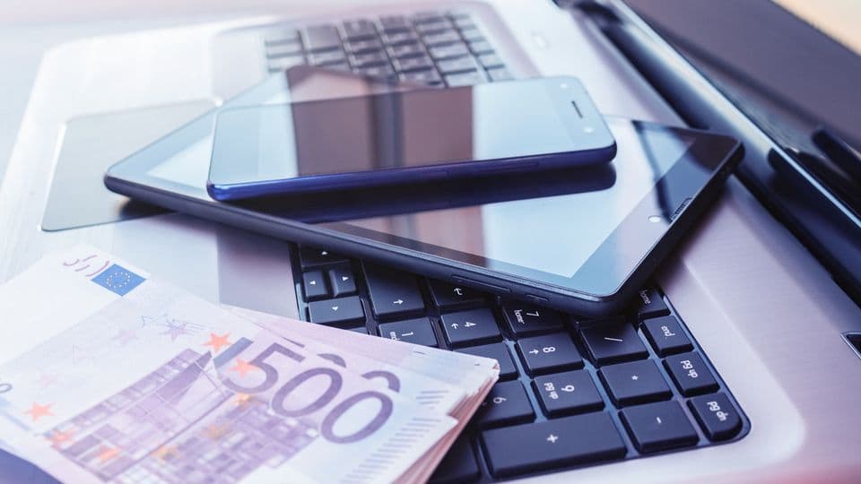 Tablets und Laptops können Sie als Hardware sofort voll abschreiben. Für Smartphones gelten anderen Regeln.