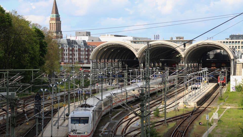Streit um Türen eskaliert: Baubetrieb baut Türen im Reisezentrum des Kieler Hauptbahnhofs wieder aus.