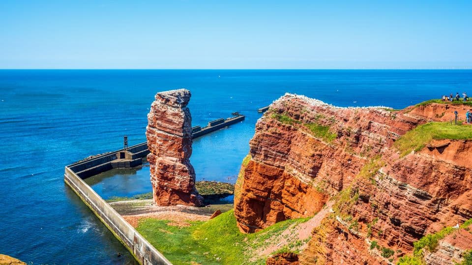 Wer nach Helgoland kommt, besucht die „Lange Anna“. Und auf ein frisches Brötchen wollen Touristen und Einheimische auch nicht verzichten.