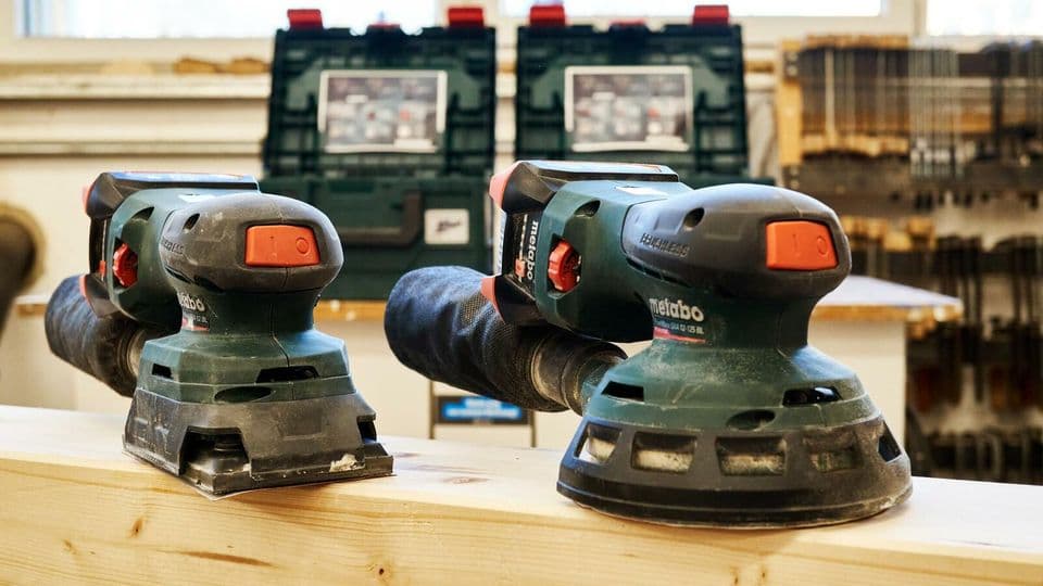 Klein, leicht, akkubetrieben: der Exzenterschleifer Powermaxx SXA 12-125 BL und der Akku-Sander Powermaxx SRA 12 BL aus der neuen Schleifer-Serie von Metabo.
