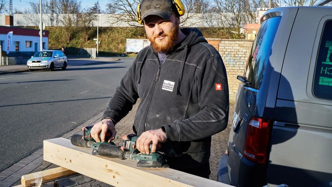 Den Tischlergesellen Marc Kaliske überzeugten die Maschinen. „Jetzt greifen wir eher mal zur Akku-Maschine.“
