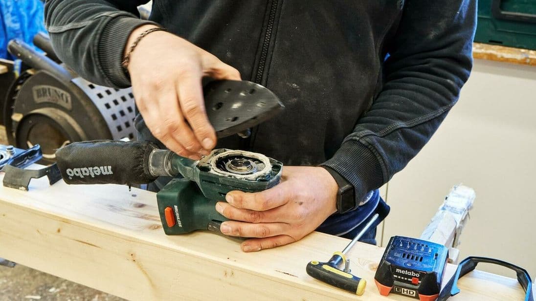 Der Akku-Multischleifer ist abgesehen von der bügeleisenförmigen Schleifplatte baugleich mit dem Akku-Sander Powermaxx SRA 12 BL. Mit dem passenden Zubehör lässt sich die eine Maschine leicht in die andere verwandeln.