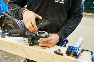 Der Akku-Multischleifer ist abgesehen von der bügeleisenförmigen Schleifplatte baugleich mit dem Akku-Sander Powermaxx SRA 12 BL. Mit dem passenden Zubehör lässt sich die eine Maschine leicht in die andere verwandeln.