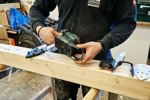Schnell noch den Protektur zum Schutz umliegender Kanten aufschieben, …