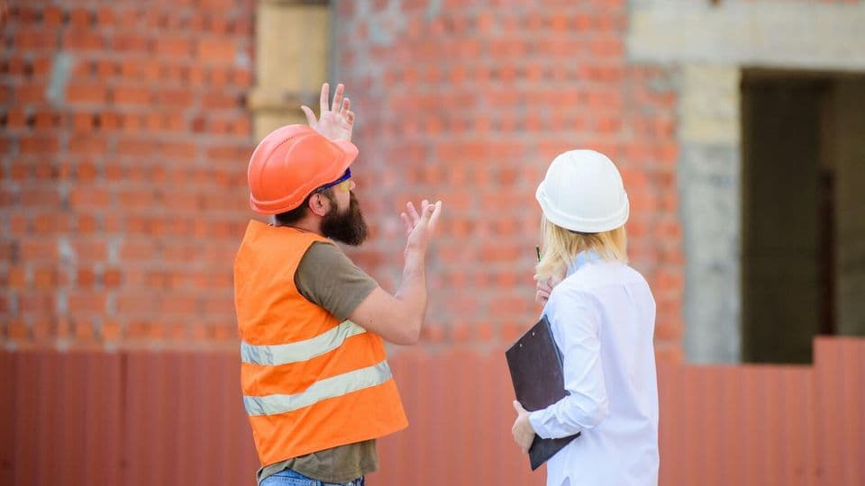 Um den heißen Brei rum reden? Besser nicht! Auf der Baustelle ist es besser, Klartext zu reden.