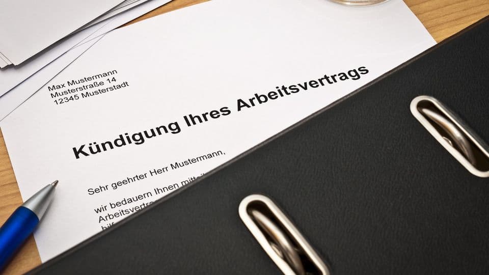 Kündigungsschreiben liegt auf dem Schreibtisch