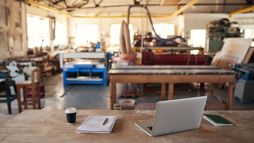 Die Arbeit ist da – aber kein Tischler! Der Fachkräftemangel könnte weiter zunehmen, warnen Experten.