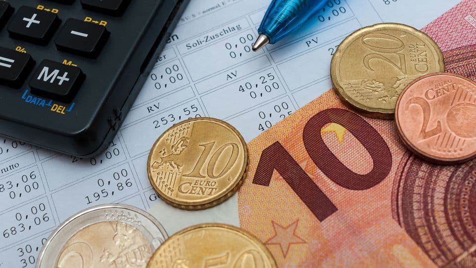 Der Mindestlohn in Deutschland ist seit 2015 deutlich stärker gestiegen als die Tariflöhne.