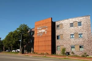 Die Zahnwerft ist in Papenburg auf dem Gelände der ehemaligen Meyer Werft angesiedelt.