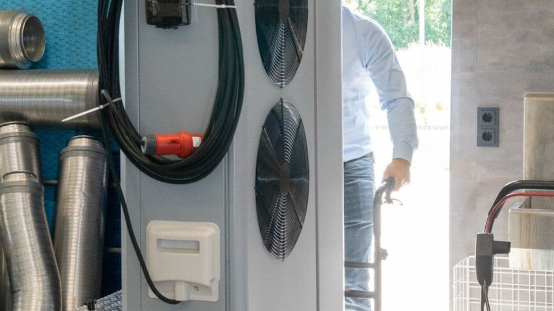 Ihre Unterkonstruktion macht die mobile Wärmepumpe Baustellengängig auch auf herausforderndem Untergrund.