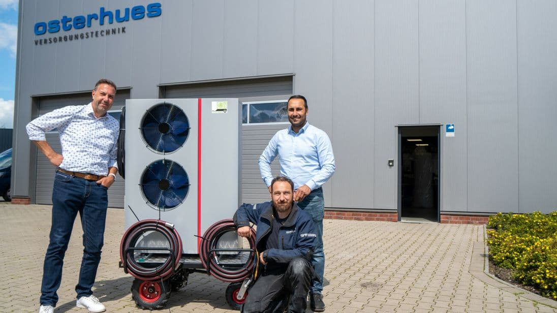 Haben die Entwicklung von der Idee bis zur Umsetzung vorangebracht (v.l.):  Atec-Vertriebsleiter Heiko Bosse, Osterhues-Anlagenmechaniker und Elektriker Fabian von der Lage sowie Osterhues-Geschäftsführer Ahmet Düman.