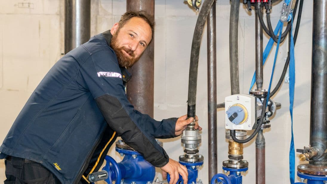 Zwei Anschlüsse für Zu- und Ablauf genügen, um die mobile Wärmepumpe mit dem Heizkreislauf eines Gebäudes zu verbinden.