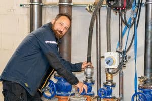 Zwei Anschlüsse für Zu- und Ablauf genügen, um die mobile Wärmepumpe mit dem Heizkreislauf eines Gebäudes zu verbinden.