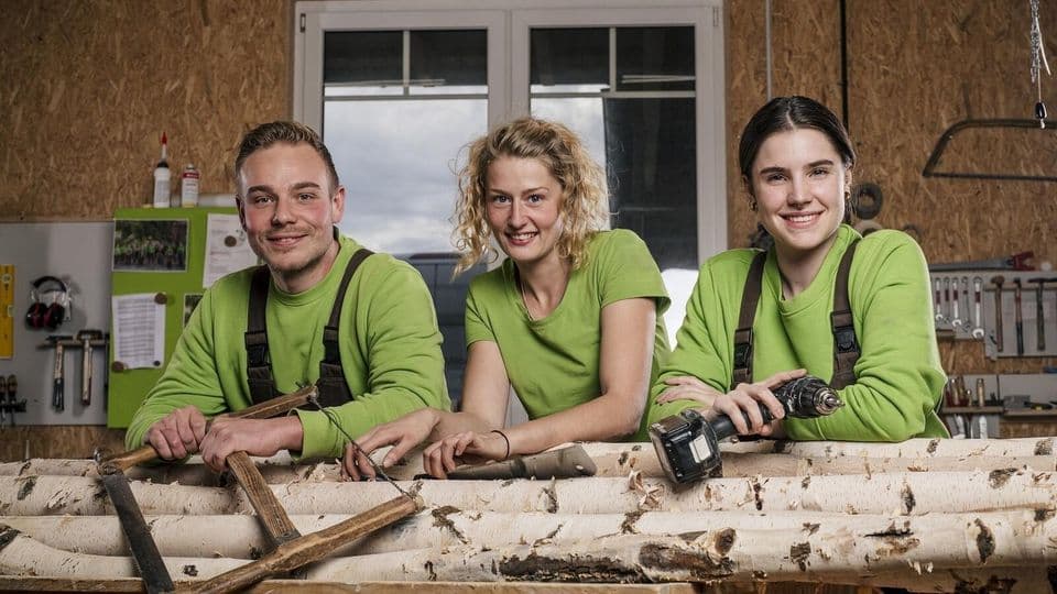 Diese Mitarbeiter der Tischlerei Menne sind in der zweiten und dritten Staffel der WDR-Serie „Passt, wackelt und hat Luft“ zu sehen (v.l.): Niklas Habrock, Gina Schmitz und Heather Blom.