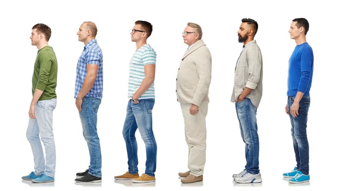 Unterschiedliche Männer
diversity and people concept - group of happy multiracial men standing in queue, isolated on white