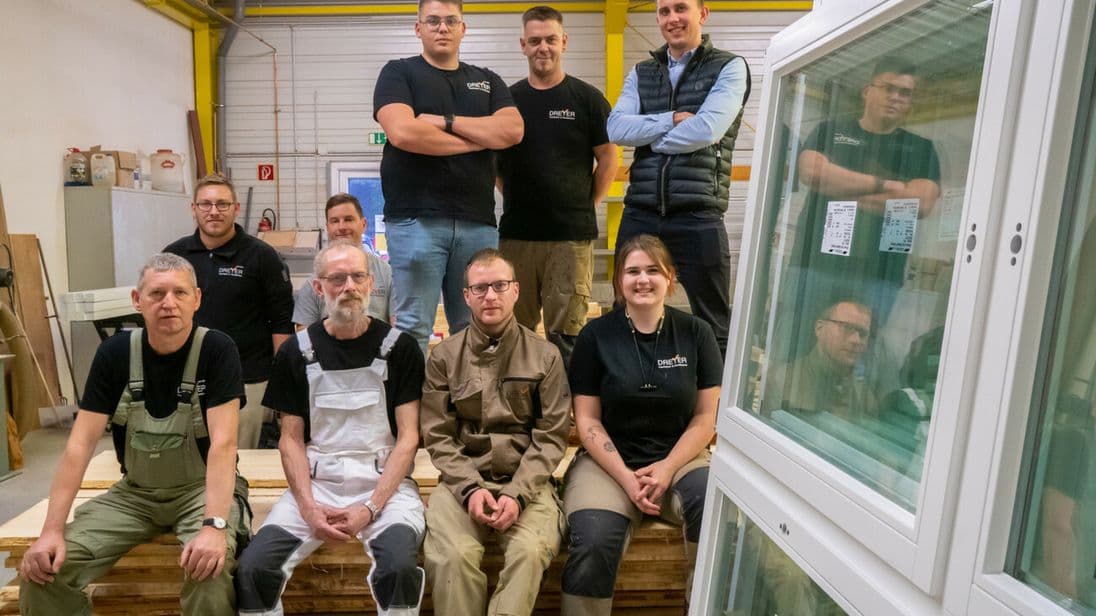 In Wanzleben baut Dreyer eine Serienfertigung für handwerkliche Fenster auf. Diese Mitarbeitenden helfen unter anderem den neuen Standort aufzubauen.