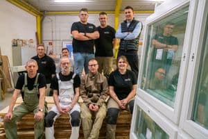 In Wanzleben baut Dreyer eine Serienfertigung für handwerkliche Fenster auf. Diese Mitarbeitenden helfen unter anderem den neuen Standort aufzubauen.