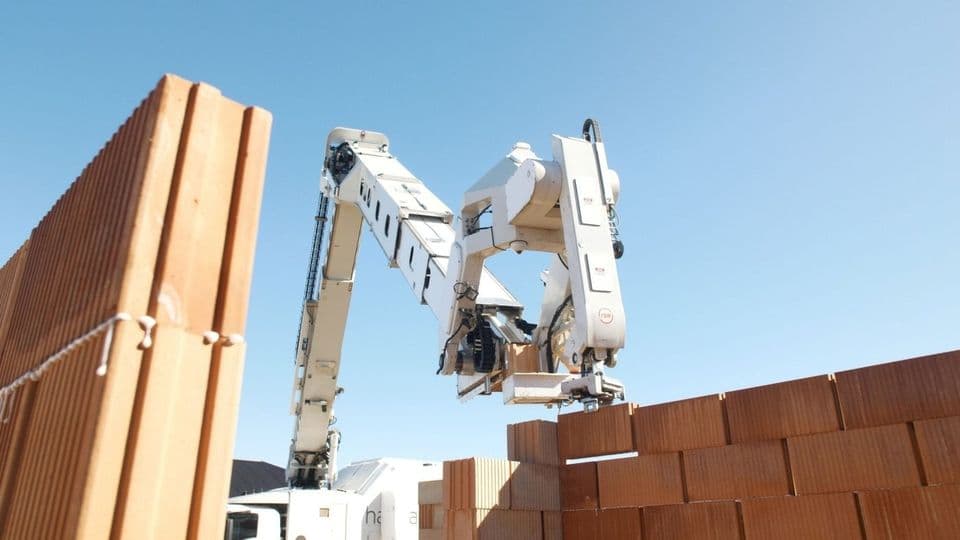 Der Roboter verbaut optimierte Hintermauerziegel.