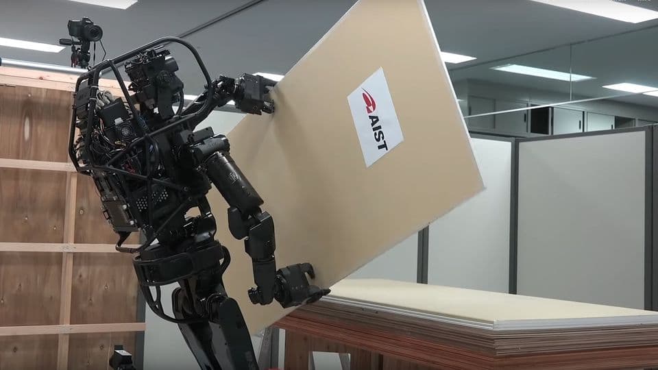 Humanoider Roboter montiert Trockenbauwände